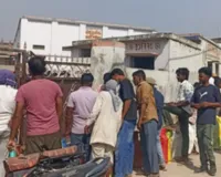 कुशीनगर में रसोई गैस संकट बरकरार: लंबी कतारें, बिना बुकिंग वाले उपभोक्ता खाली हाथ, सर्वर लोड से बढ़ी परेशानी