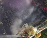 नोएडा : टेंट के सामान में लगी भीषण आग, दमकल की गाड़ियों ने पाया काबू 