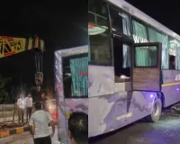 Mohanlalganj road accident: बस सड़क किनारे बने मकान से टकरायी, चालक और परिचालक गंभीर रूप से घायल