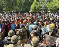 नोएडा में मजदूरों का प्रदर्शन हिंसक: गाड़ियां जलाईं, तोड़फोड़ और पथराव से बिगड़े हालात 