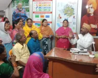 बढ़े बिल और कटौती से परेशान महिलाओं ने पार्षद का किया घेराव... स्मार्ट मीटर से बढ़ीं समस्याएं, समाधान की उठी मांग