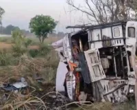 हापुड़ : शादी से लौट रही बस और ट्रक में जोरदार टक्कर, 6 बरातियों की मौत से पसरा मातम 