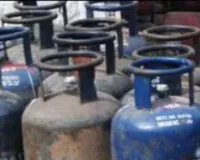 कॉमर्शियल गैस सिलेंडर की किल्लत से छोटे कारोबारियों की बढ़ी मुश्किलें, काम छोड़ घर जाने को हो रहे मजबूर