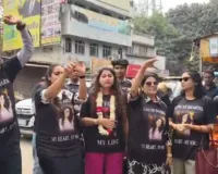 बेटी है बोझ नहीं... मेरठ में पति से तलाक के बाद रिटायर्ड जज ने बेटी का ढोल-नगाड़ों से किया स्वागत