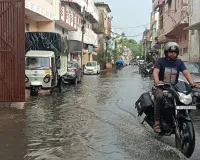 Bareilly: महज 20 मिनट की बारिश में शहर की सड़कें बनी नाला, सेटेलाइट पर जलभराव के बाद जाम 