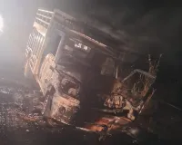 UP:चलती पिकअप में लगी आग, चालक ने कूदकर बचाई जान