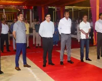 खाकी के दो रंग:कड़क अनुशासन और मिल-जुलकर खाना