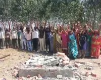 UP:अंबेडकर प्रतिमा हटाने पर गांव में विवाद, पुलिस-ग्रामीण आमने-सामने