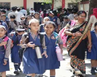 Bareilly : स्कूल खुले... हंसते-खेलते पहुंचे बच्चों का नए सत्र के पहले दिन स्वागत