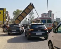 UP: हाईवे पर बजरफुट कारोबारियों का अतिक्रमण, जाम में फंसी एंबुलेंस