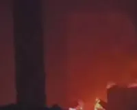  हरदोई में भीषण आग : इलेक्ट्रॉनिक्स शोरूम के गोदाम में सामान जलकर खाक, नुकसान का अनुमान दो करोड़ से अधिक 