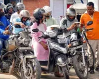 यूपी के सीमावर्ती जिलों में तेल किल्लत की अफवाह : बढ़ गई पेट्रोल-डीजल की मांग, आपूर्ति को लेकर प्रशासन का बड़ा बयान 