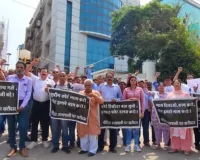 ग्रेटर नोएडा की रिवर व्यू सोसायटी में जोरदार प्रदर्शन,  बुनियादी  सुविधाओं को लेकर फूटा गुस्सा, प्रबंधन पर लापरवाही के आरोप 