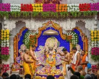 मथुरा प्रशासन ने बड़ा निर्णय,  बांके बिहारी मंदिर क्षेत्र में दुकानों-फ्लैटों के आवंटन में 'पहले आओ-पहले पाओ' सिद्धांत लागू 