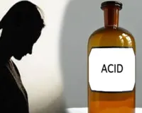 Bareilly: दूसरे समुदाय के युवक ने बनाया शादी का दबाव, युवती ने पी लिया तेजाब