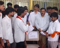 Bareilly: कुलपति की कुर्सी पर लिखा 'वीसी लापता'...नहीं मिलने से आक्रोशित थे ABVP कार्यकर्ता