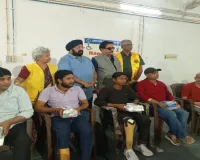 लखनऊ: केजीएमयू में दिव्यांगों को बांटे गए 50 हजार के कृत्रिम अंग