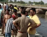 मथुरा में बड़ा हादसा :  श्रद्धालुओं से भरी नाव पलटी, गोताखोर तलाश में जुटे, 10 की मौत