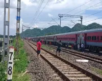 काशी रेलवे ट्रैक पर मिली AK-47 राइफल:  मौके पर पहुंचे पुलिस अधिकारी, CRPF की होने की पुष्टि