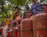  यूपी : ग्रामीण क्षेत्रों की गैस एजेंसियों में लग रहीं कतारें, 40 दिन में बुकिंग के नियम से बढ़ी समस्या