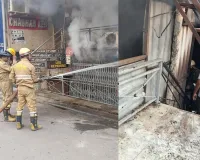 लखनऊ में इलेक्ट्रानिक्स गोदाम में आग से लाखों का माल जलकर बर्बाद, फायर ब्रिगेड की मदद से पाया काबू
