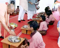 काशी में सीएम योगी ने परोसा मिड-डे मील,  शिवपुर कंपोजिट विद्यालय के बच्चों से बोले- रोज आना स्कूल