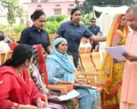  जनता दर्शन में आई महिला से बोले सीएम योगी, 'बच्चों के इलाज में नहीं आने देंगे बाधा' ..अधिकारियों को समस्या समाधान के लिए दिए दिशानिर्देश