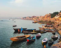 मथुरा हादसे के बाद वाराणसी प्रशासन अलर्ट:  गंगा घाटों पर बढ़ी सतर्कता; पर्यटकों के लिए लाइफ जैकेट अनिवार्य