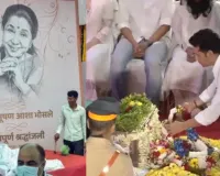 तिरंगे में लिपटा आशा भोसले का पार्थिव शरीर देख भावुक हुए ए. आर. रहमान और सचिन तेंदुलकर, श्रद्धांजलि देने पहुंचे कई दिग्गज 
