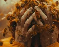 अलीगढ़ में दर्दनाक हादसा :  मधुमक्खियों के झुंड ने किया हमला, किसान की मौत