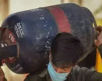 वाराणसी में कॉमर्शियल सिलेंडर की किल्लत : बुकिंग-केवाईसी के लिए छोटे कारोबारी लगा रहे चक्कर 