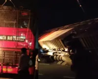  पूर्वांचल एक्सप्रेसवे पर डबल डेकर बस हादसा, कई यात्री घायल: लोनी कटरा क्षेत्र में पलटी बस, दिल्ली से बिहार जा रहे थे सवार