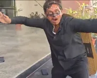 मथुरा नगर निगम में अनोखा प्रदर्शन : प्रदूषण के विरोध में 'कॉकरोच' की वेशभूषा में  नाचते-गाते पहुंचा युवक, लोग बनाने लगे वीडियो