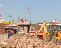 बाराबंकी : महादेवा में विवादित भवनों पर चला बुलडोजर, सीएम के ड्रीम प्रोजेक्ट कॉरिडोर निर्माण ने पकड़ी रफ्तार