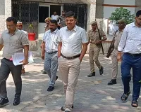 बाराबंकी : पैदल चलने और सार्वजनिक परिवहन अपनाने की मुहिम तेज, डीएम ईशान सिंह पैदल  पहुंचे कलेक्ट्रेट