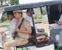 Azamgarh News : पीएम मोदी की अपील पर डीएम ने छोड़ा सरकारी वाहन, ई-रिक्शा से पहंचे कलेक्ट्रेट