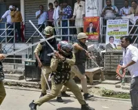 यूपी : लखनऊ में वकीलों को लाठियां बांटने पर हाईकोर्ट सख्त, आपराधिक अवमानना की कार्रवाई पर विचार 