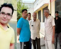 Rampur : सड़क किनारे खड़े ट्रक में घुसी कार, हॉस्पिटल के अकाउंटेंट की मौत