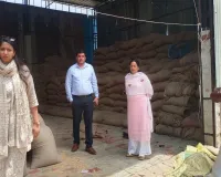 बाराबंकी : खाद वितरण में गड़बड़ी, सचिव पर मुकदमा दर्ज