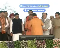 सीएम योगी ने शुभेंदु को पहनाया भगवा अंगवस्त्र :  मंत्रियों को दी शुभकामनाएं, कहा- 'जनसेवा से पुनर्स्थापित करें सोनार बांग्ला का गौरव'  
