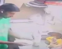 Noida News : नोएडा में पिज्जा बनाते समय अशोभनीय हरकत का वीडियो वायरल, हिरासत में कर्मचारी