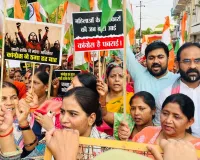 बाराबंकी : आक्रोशित महिलाओं ने दूसरे दिन भी किया सांसद आवास का घेराव, जोरदार नारेबाजी करके जताया विरोध