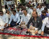 प्रधानमंत्री मोदी की अपील के बाद लखनऊ में आभूषण विक्रेताओं का सांकेतिक धरना, कहा- सरकार करे राहत के उपाय नहीं तो...