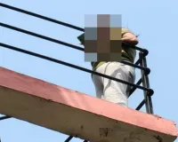 प्रयागराज में पानी की टंकी पर चढ़ी युवती, फेसबुक पर लाइव आकर काटा हंगामा, जानें पूरा मामला