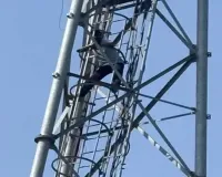 Firozabad News: प्रेमिका से शादी की मांग को लेकर टावर पर चढ़ा युवक, 5 घंटे की कड़ी मशक्कत के बाद उतरा