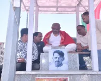सपा विधायक का अनोखा विरोध, नंगे पांव, बिना शर्ट के पहुंचे पं. गणेश शंकर विद्यार्थी की प्रतिमा स्थाल, पूछा- मूर्ति कहां है, कब लगेगी 