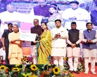 सीएम योगी के हाथों चेक पाकर भावुक हुए अनुदेशक, बोले- वर्षों बाद सरकार ने दिया सम्मान, अब 17 हजार मानदेय से मिलेगी राहत