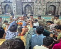  बाराबंकी : पुरुषोत्तम मास के पहले सोमवार पर महादेवा मंदिर में उमड़ा श्रद्धा का सैलाब, श्रद्धालुओं ने किया जलाभिषेक