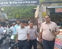 बाराबंकी : डीएम ने उप निबन्धक कार्यालय का किया औचक निरीक्षण, कहा- बाहरी व्यक्तियों की संलिप्तता पाए जाने पर होगी सख्त कार्रवाई