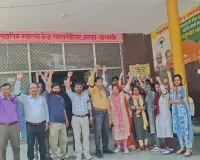बाराबंकी : संविदा कर्मचारियों ने मानदेय भुगतान को लेकर आज भी किया विरोध प्रदर्शन